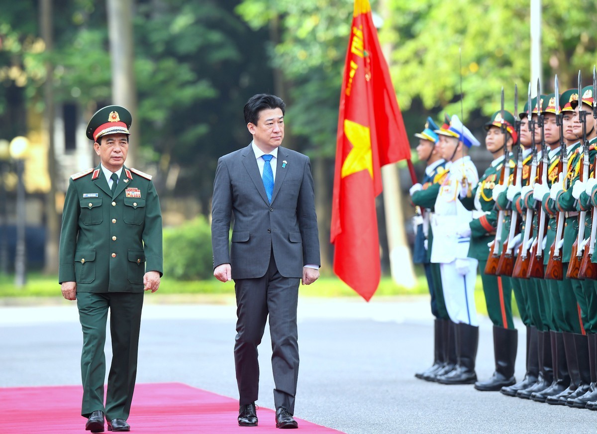 Vietnamese Minister of National Defense Phan Van Giang (L) invites Minister of Defense Kihara Minoru of Japan to review the guard of honor at a welcoming ceremony in Hanoi on August 6. (Photo: Tien Phong Newspaper)