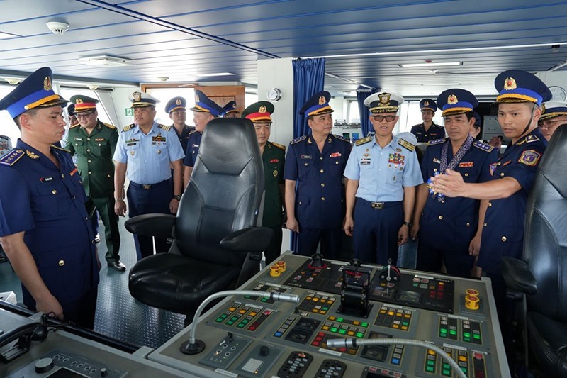 Philippine Coast Guard officers visit ship CSB 8002. (Photo: Ministry of National Defense)