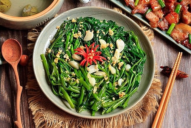 Rau muong xao toi (morning glory stir-fry) is included in top 100 Asian stir-fry dishes of TasteAtlas. (Photo: Com Nha Facebook)