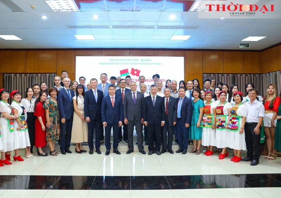 Delegates attend the friendship meeting. (Photo: Dinh Hoa)