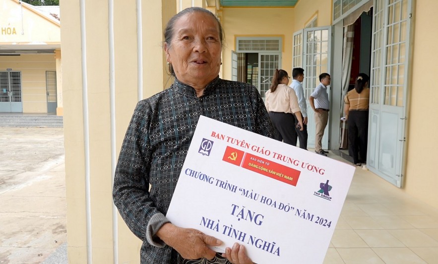 New Houses Granted for Policy Beneficiary Families in Tay Ninh and Cao Bang