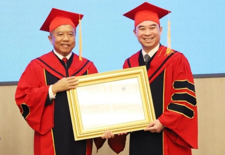 President of Laos-Vietnam Friendship Association Received Honorary Professor Title