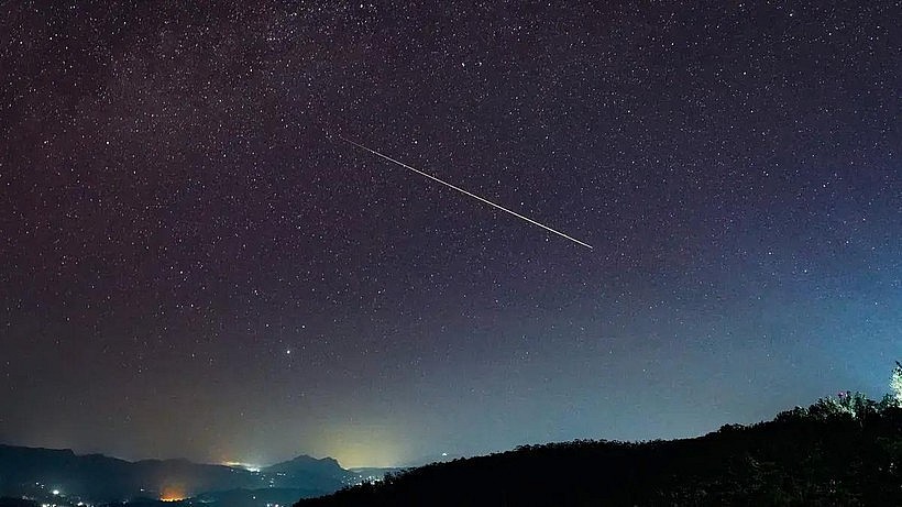 A Perseid meteor seen over the night sky in Haputale, Sri Lanka, on August 4. (Photo: space.com)