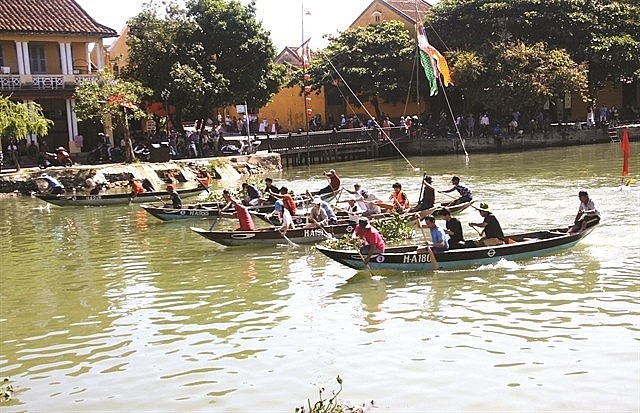 Tourists and locals participate in the boat racing across Hoi An City on the Hoai River. Photo: VNA