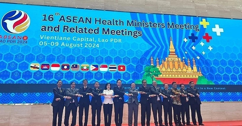 The delegates pose for a group photo at the 2024 ASEAN Health Ministers' Meeting.