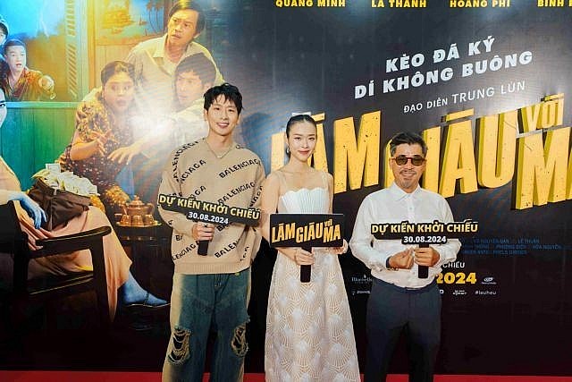 From left: Actor Tuan Tran (as Lanh), Diep Bao Anh (as the Ghost), and movie director Nguyen Nhat Trung seen at the launch of the movie Lam Giau Voi Ma (Betting with Ghost) on August 7. (Photos courtesy of Bluebells Studios)