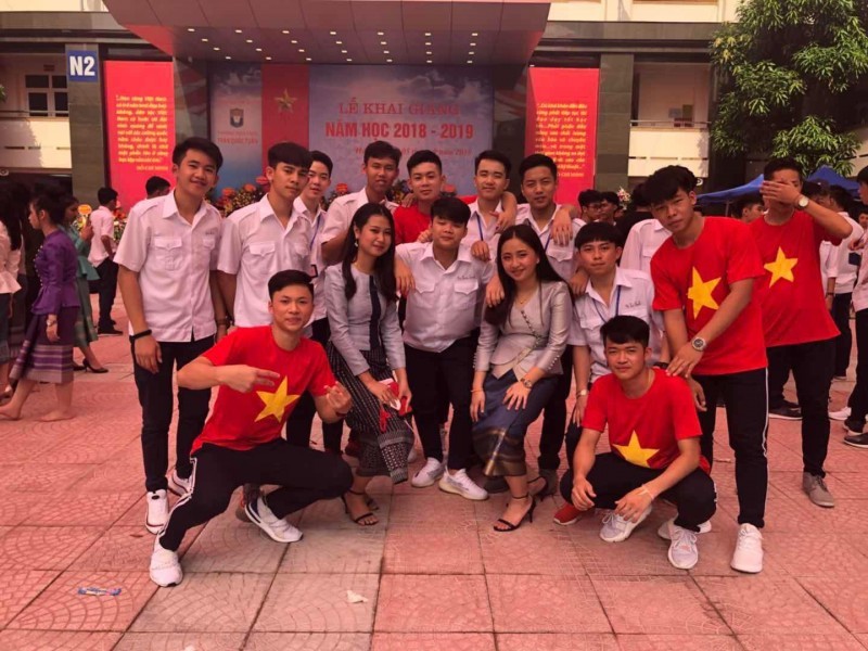 Sengphet Phomsychanh (center, in red) with fellow Lao students at Tran Quoc Tuan Middle School and High School. (Photo courtesy of Sengphet Phomsychanh)