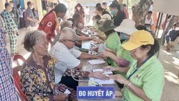 Disadvantaged People in Cambodia Receive Health Check, Medicine, Gifts from Vietnam