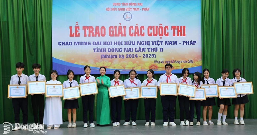 Students received prizes in the Vietnam - France Friendship Drawing Contest and the French Speech Contest, organized by the provincial Vietnam - France Friendship Association. (Photo: S.THAO)