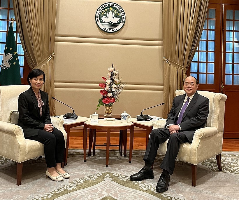 Vietnamese Consul General in China’s Hong Kong and Macau Le Duc Hanh (L) and Chief Executive of the Macau Special Administrative Region Ho Iat Seng (Photo: VNA)