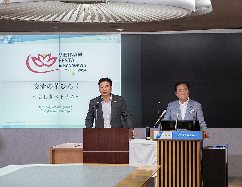 Vietnamese Ambassador Pham Quang Hieu (left) and Governor of Kanagawa prefecture Kuroiwa Yuji at the press conference on August 14 (Photo: VNA)