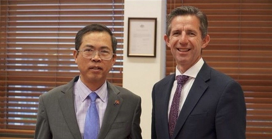 Vietnamese Ambassador to Australia Pham Hung Tam (L) and Senator Simon Birmingham.