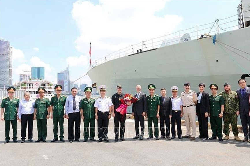 The Royal Canadian Navy’s Halifax-class frigate HMCS Montréal arrives at Nha Rong wharf in Ho Chi Minh City on August 15. (Photo: VNA)