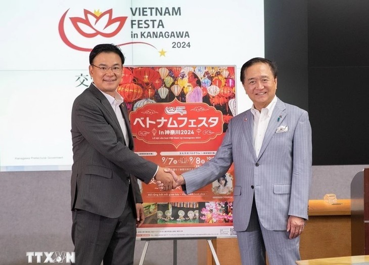 Ambassador Pham Quang Hieu (left) and Kanagawa Governor Kuroiwa Yuji introducing the Vietnam Festival in Kanagawa - Photo: Pham Tuan/VNA