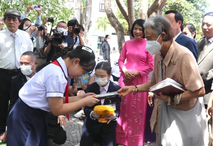 Thai Princess Maha Chakri Sirindhorn presents gifts to students at Nguyen Tat Thanh primary school. Photo: VNA