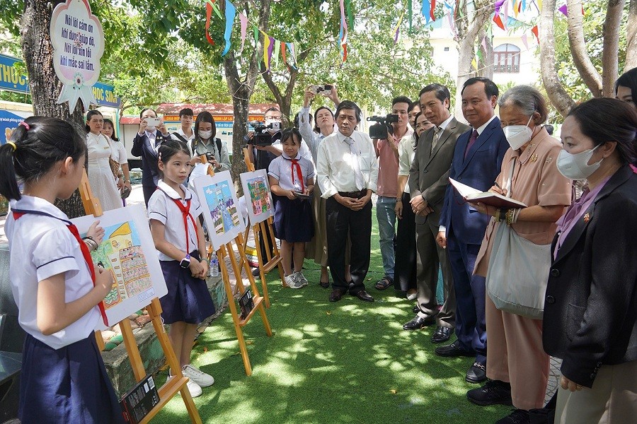 Thai Princess Helps Improve Schoolchildren's lives in Remote Areas of Vietnam