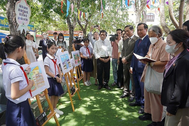 Thai Princess Helps Improve Schoolchildren's lives in Remote Areas of Vietnam