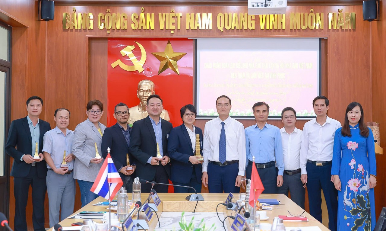 Representatives of Vinh Phuc Provincial Journalists Association presented souvenirs to members of the Thai Journalists Association Delegation. (Photo: Party Building Magazine)