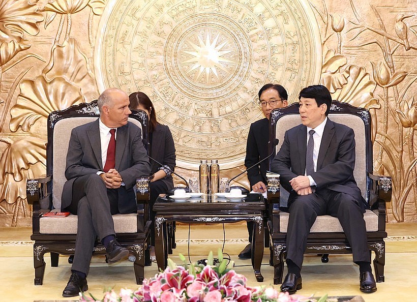 Politburo member and standing member of the Party Central Committee's Secretariat Luong Cuong (R) and Portuguese Communist Party General Secretary Paulo Raimundo at their meeting in Hanoi on August 16. (Photo: VNA)