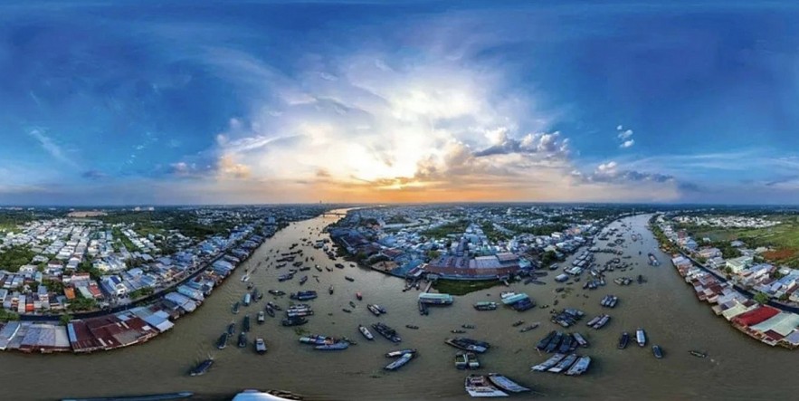 Cai Rang floating market in the Mekong Delta city of Can Tho is located on a branch of the Hau River (Photo: onetouchmedia.vn)