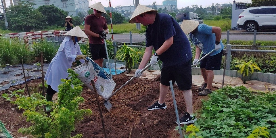 [Photos] Canadian Navy Does Volunteer Work at Binh Duong's Charity Shelter