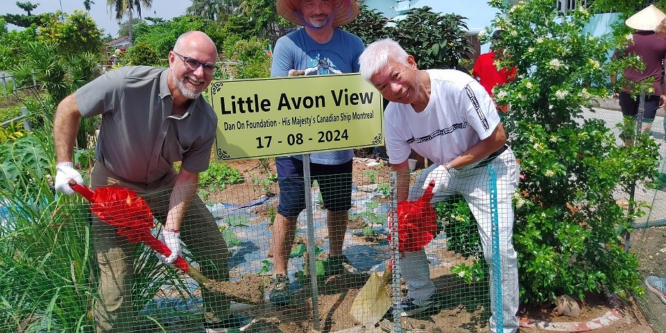 Canadian Navy Does Volunteer Work at Binh Duong's Charity Shelter