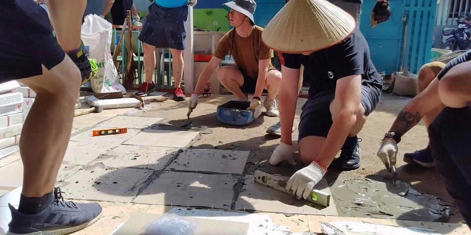 Canadian Navy Does Volunteer Work at Binh Duong's Charity Shelter