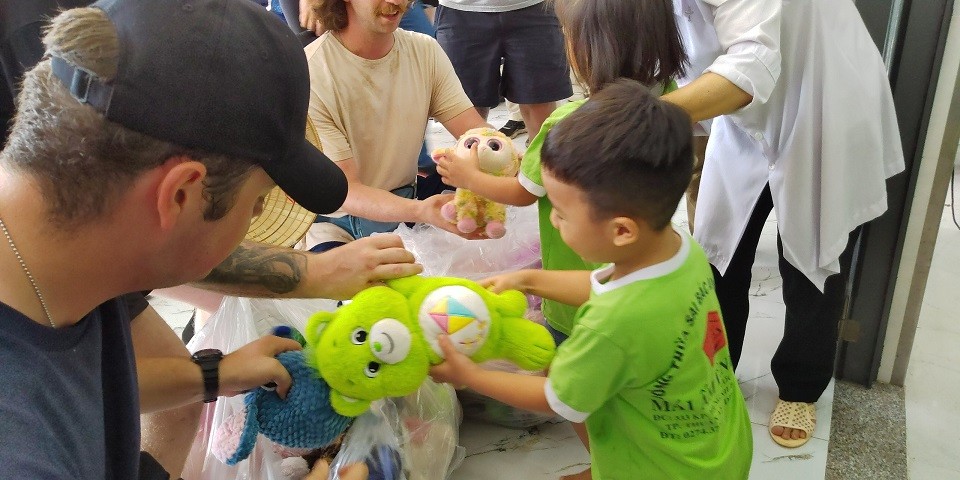 Canadian Navy Does Volunteer Work at Binh Duong's Charity Shelter