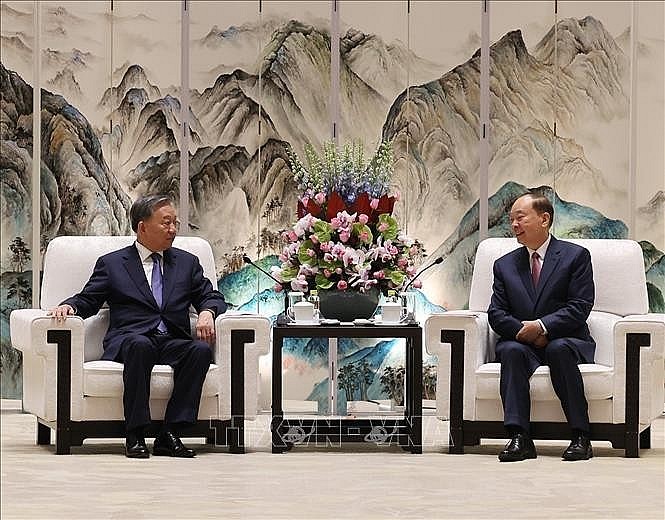 Party General Secretary and State President To Lam (left) has a meeting with Secretary of the Party Committee of Guangdong province Huang Kunming on August 18. (Photo: VNA)