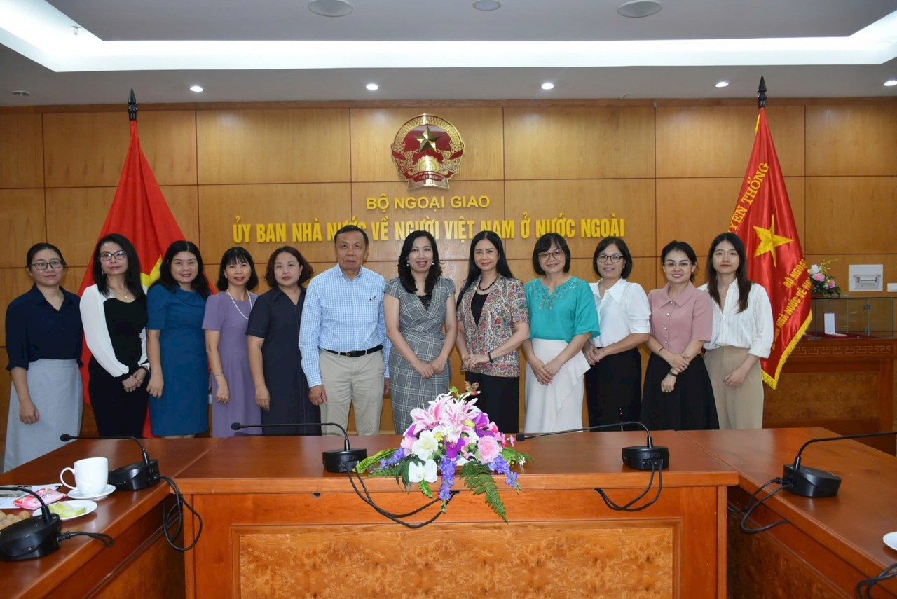 Participants of the working session. (Photo: Ha Noi Moi)