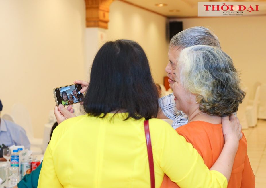 Former Vietnamese students who studied in Hungary take commemorative photos during a meeting. (Photo: Dinh Hoa)  