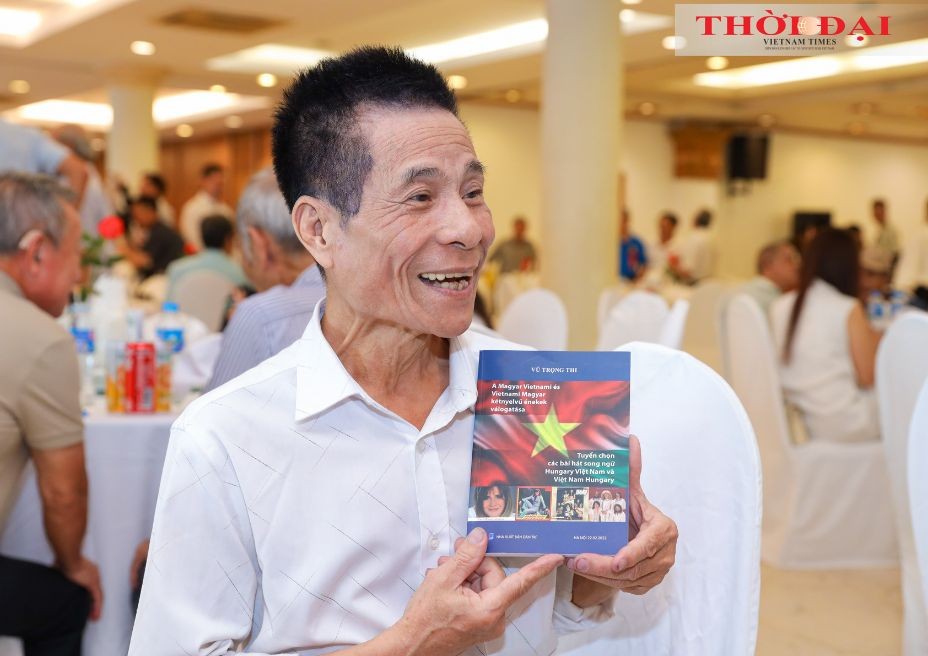 Vu Trong Thi introduces the book-selected bilingual songs of Hungary-Vietnam and Vietnam-Hungary which he translated. (Photo: Dinh Hoa)  