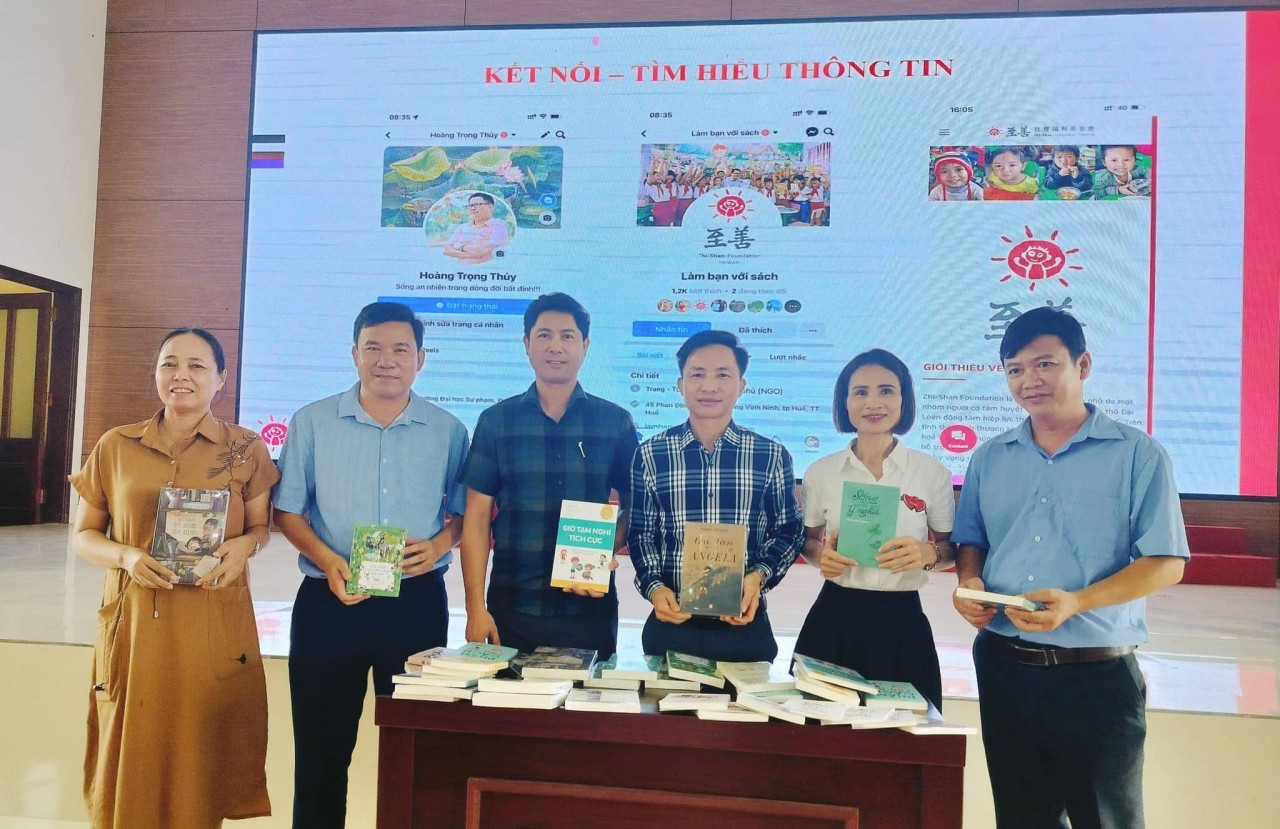 Zhi Shan Foundation presented a set of instructional materials on organizing reading activities for students to the schools participating in the training. (Photo: Zhi Shan Foundation)