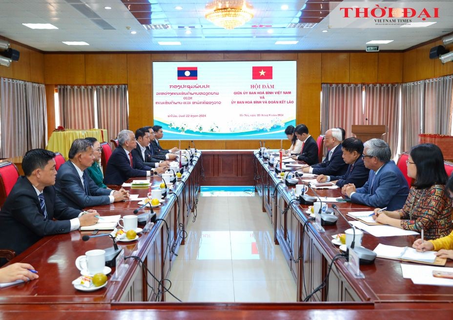 The Vietnam Peace Committee and Lao Committee for Peace and Solidarity held talks. (Photo: Dinh Hoa)