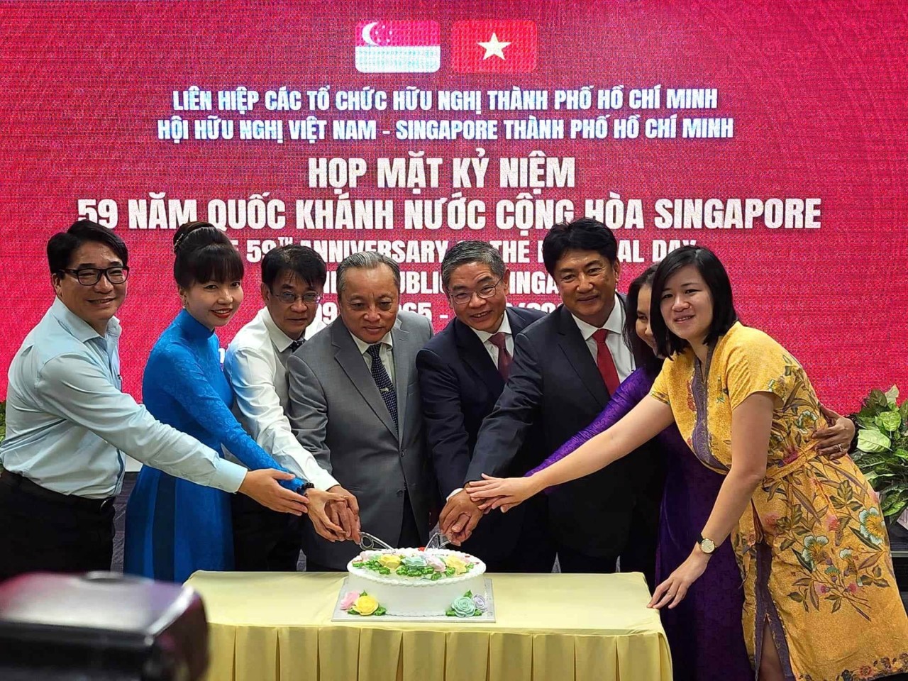 delegates participated in a cake-cutting ceremony to mark Singapore's National Day. (Photo: HCMC Women's Newspaper)