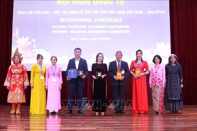 Professor Dr. Yvonne Lim Ai Lian, Deputy Vice-Chancellor of the University of Malaya (second from the right) and Vietnamese cultural experts, artisans, and entrepreneurs. Photo: Hang Linh