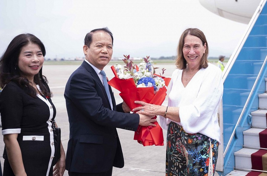 Chairman of the National Assembly's Committee for Legal Affairs Hoang Thanh Tung welcomes President of the Australian Senate Sue Lines at Noi Bai International Airport in Hanoi  (Photo: quochoi.vn)