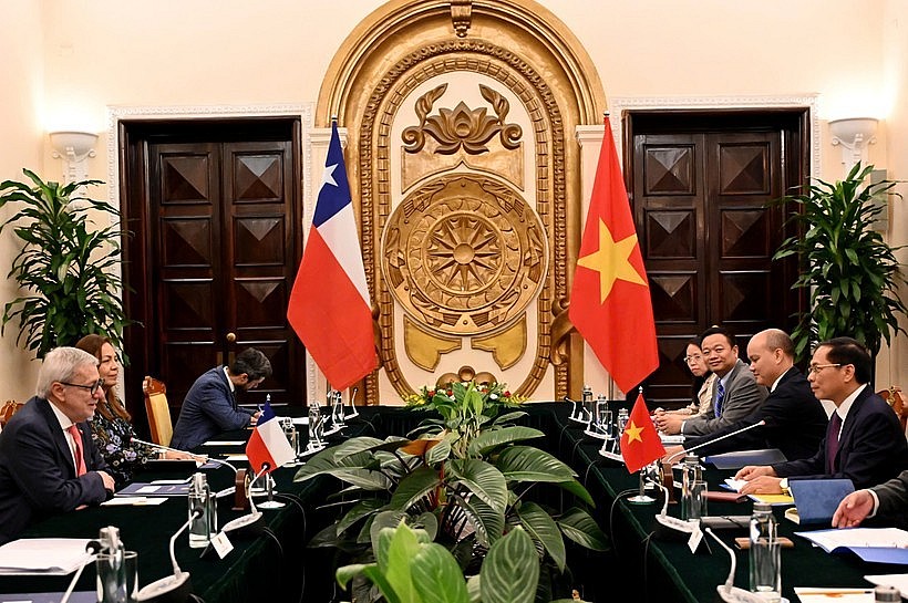 Minister of Foreign Affairs Bui Thanh Son holds talks in Hanoi on August 25 with his Chilean counterpart Alberto Van Klaveren. (Photo: VNA)