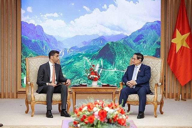 Prime Minister Pham Minh Chinh (R) hosts a reception for United Arab Emirates (UAE) Minister of State for Foreign Trade Thani bin Ahmed Al Zeyoudi, Ha Noi, August 26, 2024. Photo: VGP