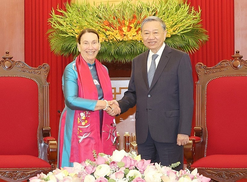 Party General Secretary and State President To Lam (right) welcomes President of the Australian Senate Sue Lines in Hanoi on August 27. (Photo: VNA)