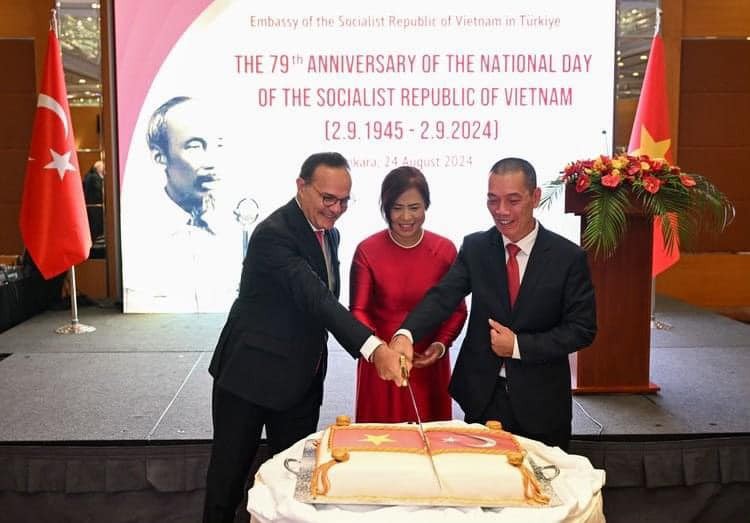 delegates participated in a cake-cutting ceremony to mark Singapore's National Day. (Photo: Vietnamese Embassy in Turkey)