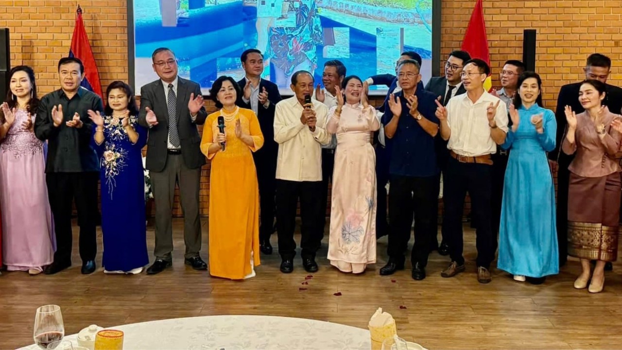 At the ceremony. (Photo: Consulate General of Vietnam in Luang Prabang, Lao)