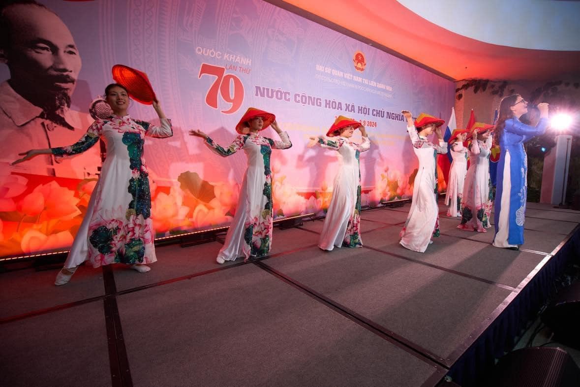 A performance by Vietnamese students and Russian artists. 