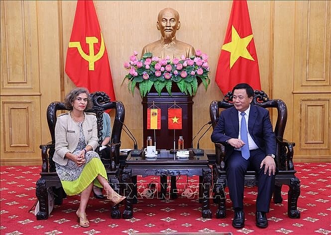 Politburo member, President of the Ho Chi Minh National Academy of Politics (HCMA) Nguyen Xuan Thang (R) and new Spanish Ambassador to Vietnam Carmen Cano de Lasala at their meeting in Hanoi on August 29. (Photo: VNA)