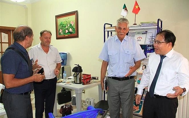 Vietnamese Trade Counsellor in Algeria Hoang Duc Nhuan (first, right) talks with representatives of Algerian businesses. 