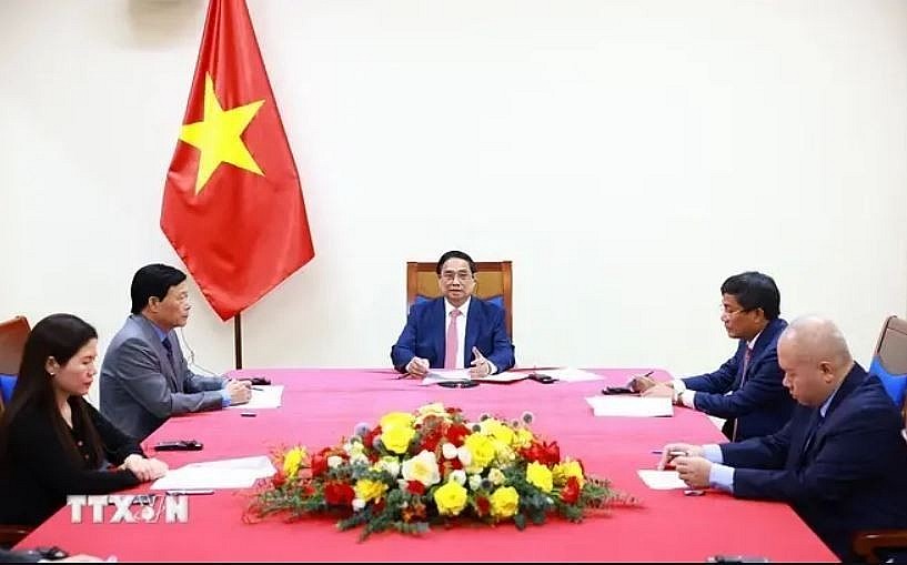 Prime Minister Pham Minh Chinh (centre) at a phone talks with his Thai counterpart Paetongtarn Shinawatra on August 29. (Photo: VNA)