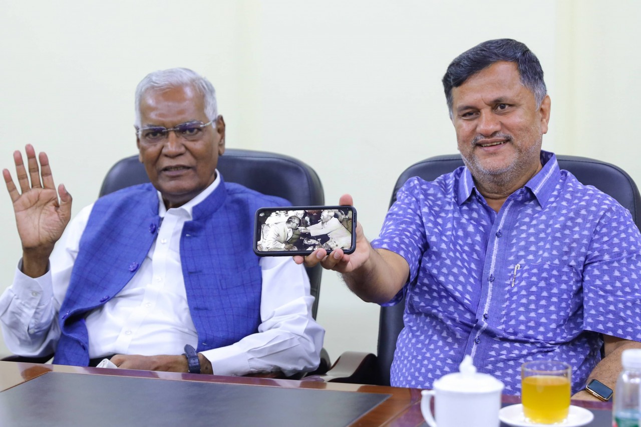 A delegate of the high-level delegation from the Communist Party of India shares an image of President Ho Chi Minh saved on his phone. (Photo: Dinh Hoa) 