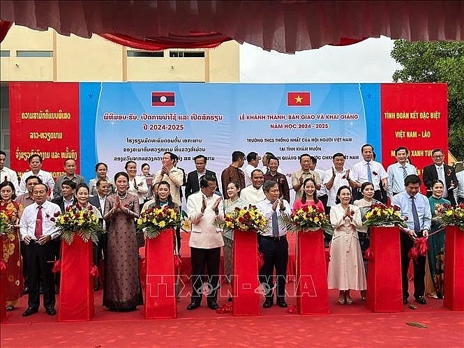 At the inauguration ceremony of the Thong Nhat secondary school in Laos's Khammouane province on August 31. (Photo: VNA)