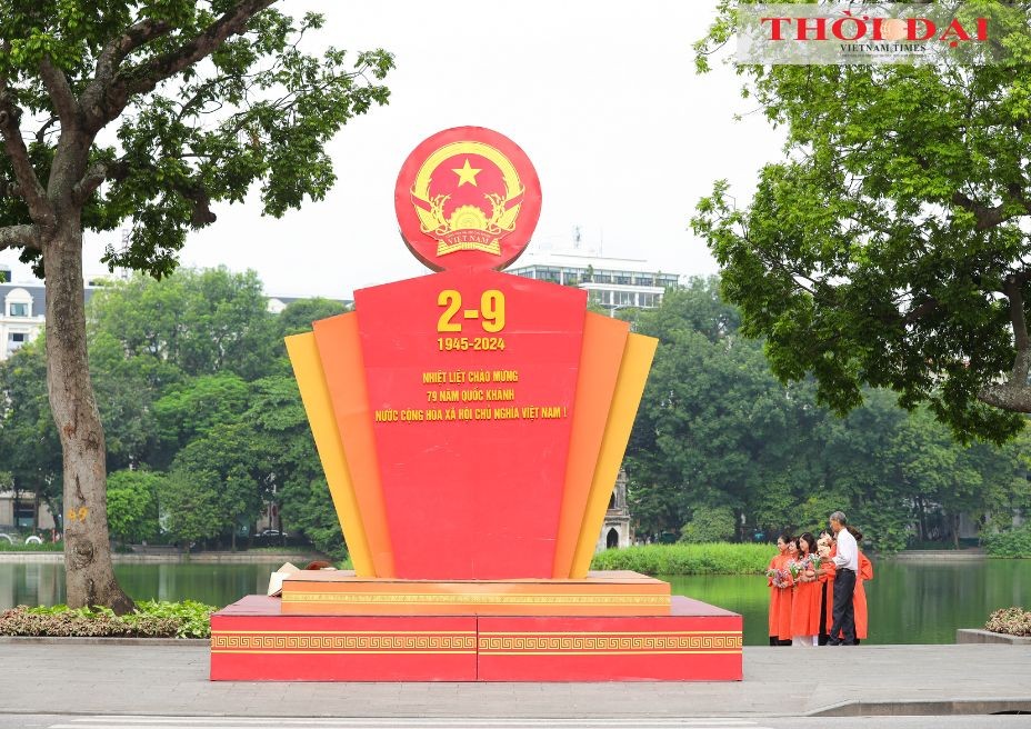 As reported by Thoi Dai magazine, major streets across Hanoi, including Trang Tien, Dinh Tien Hoang, Dien Bien Phu, Hoang Dieu, and Hung Vuong, have been beautifully decorated with flags, banners, and posters to celebrate National Day. (Photo: Đinh Hòa)