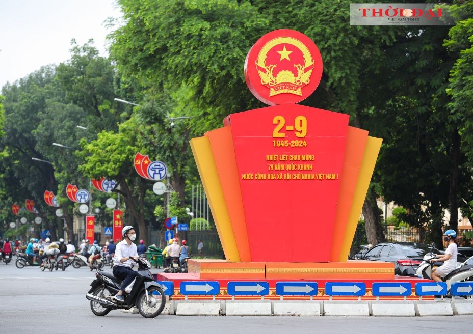 Hanoi’s streets are awash in red hues. (Photo: Dinh Hoa)